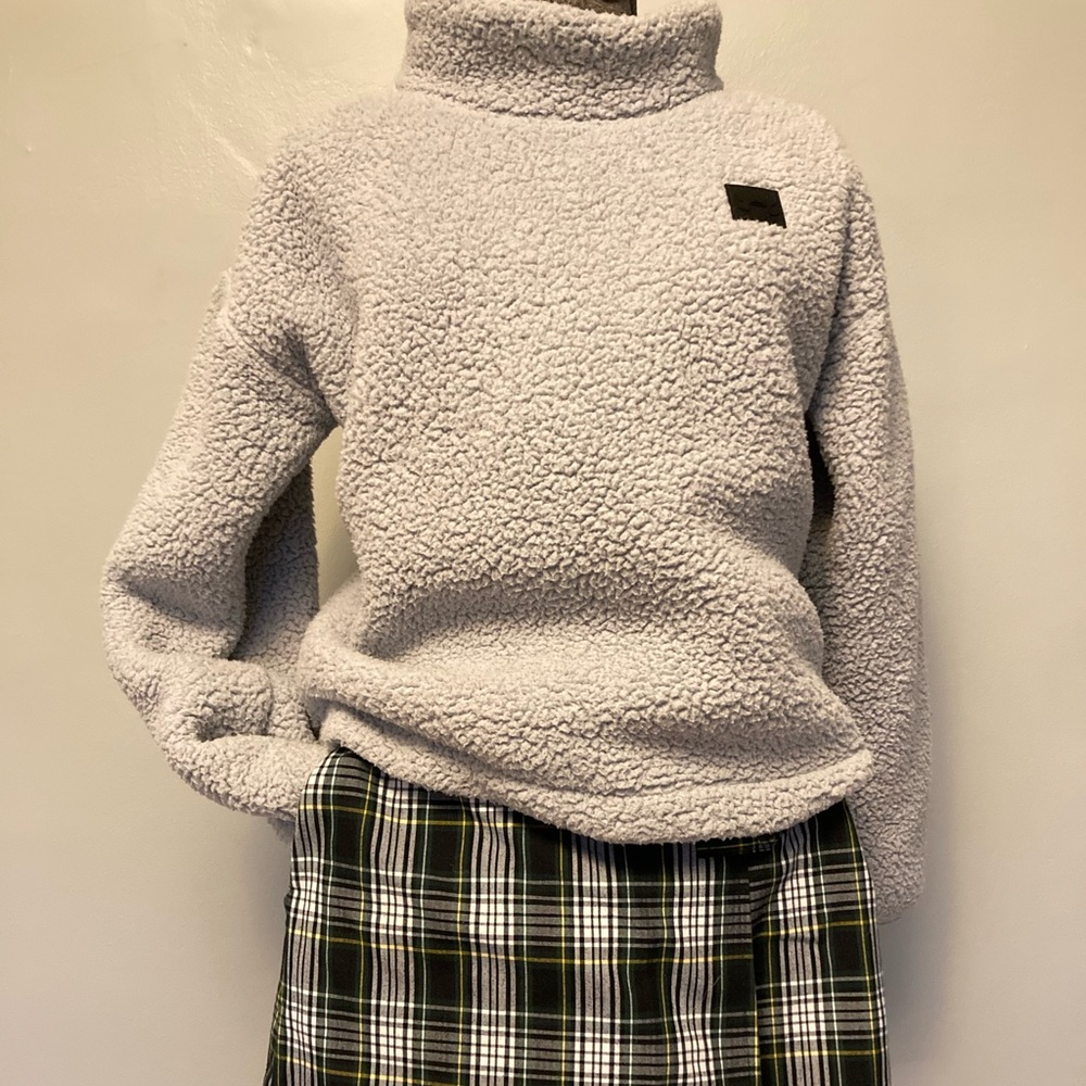 Ladies Under Armour Fleece  cropped Pullover, Size M, Silver
